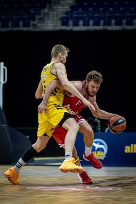 Basketball Berlin 18 03 2021 Season 2020 2021 Euroleague Regular Season Alba Berlin Olympiakos Piraeus Sasha Vezenkov Piraeus, No 14 Niels Giffey Alba Berlin, No 05