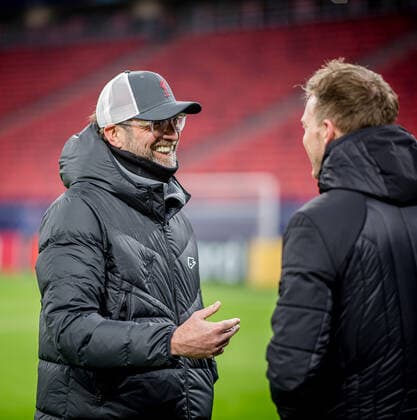 Liverpools Coach Juergen Klopp und Leipzigs Trainer Julian Nagelsmann stehen zusammen und unterhalten sich UEFA Champions League Achtelfinale, Rueckspiel FC Liverpool - RB Leipzig 2:0 10.03.2021, Puskas Arena in Budapest (Ungarn). FC Liverpool - RB Leipzig *** Liverpool coach Juergen Klopp and Leipzig coach Julian Nagelsmann stand together and talk UEFA Champions League Round of 16, second leg FC Liverpool RB Leipzig 2 0 10 03 2021, Puskas Arena in Budapest Hungary FC Liverpool RB Leipzig