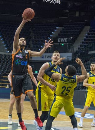 GER, Basketball, EWE Baskets Oldenburg vs Rasta Vechta 19 03 2021, EWE Arena, Oldenburg, GER, easy Credit BBL, EWE Baskets Oldenburg vs Rasta Vechta, in picture Stefan PENO Rasta Vechta 4 vs Phil PRESSEY EWE Baskets Oldenburg 25 nordphotoxRojahn nph00310