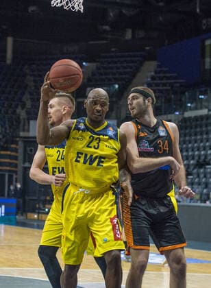 GER, Basketball, EWE Baskets Oldenburg vs Rasta Vechta 19 03 2021, EWE Arena, Oldenburg, GER, easy Credit BBL, EWE Baskets Oldenburg vs Rasta Vechta, in picture Rickey PAULDING EWE Baskets Oldenburg 23 Rasid MAHALBASIC EWE Baskets Oldenburg 24 Jesse HUNT Rasta Vechta 34 nordphotoxRojahn nph00310