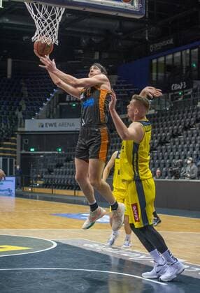GER, Basketball, EWE Baskets Oldenburg vs Rasta Vechta 19 03 2021, EWE Arena, Oldenburg, GER, easy Credit BBL, EWE Baskets Oldenburg vs Rasta Vechta, in picture Dennis CLIFFORD Rasta Vechta 42 vs Rasid MAHALBASIC EWE Baskets Oldenburg 24 nordphotoxRojahn nph00310