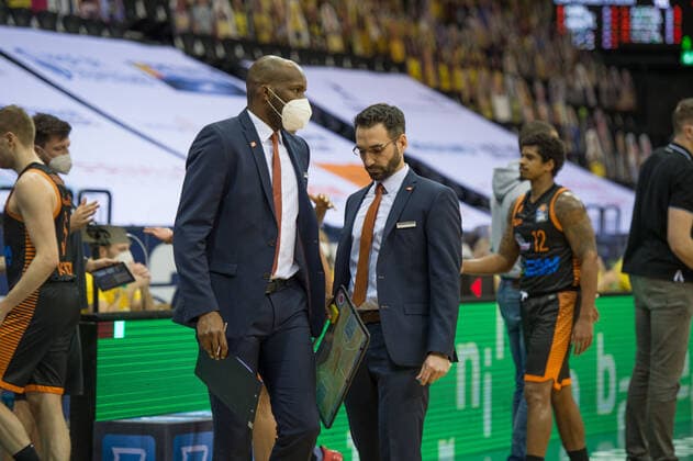 GER, Basketball, EWE Baskets Oldenburg vs Rasta Vechta 19 03 2021, EWE Arena, Oldenburg, GER, easy Credit BBL, EWE Baskets Oldenburg vs Rasta Vechta, in picture time out Vechta Derrick ALLEN Rasta Vechta Assistant Coach Thomas PÄCH PAECH Rasta Vechta Headcoach Coach nordphotoxRojahn nph00310