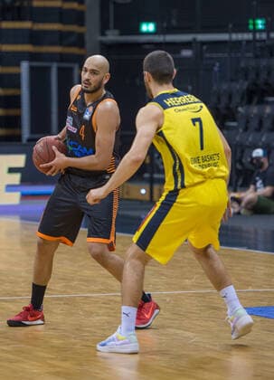 GER, Basketball, EWE Baskets Oldenburg vs Rasta Vechta 19 03 2021, EWE Arena, Oldenburg, GER, easy Credit BBL, EWE Baskets Oldenburg vs Rasta Vechta, in picture Stefan PENO Rasta Vechta 4 Sebastian HERRERA EWE Baskets Oldenburg 7 nordphotoxRojahn nph00310