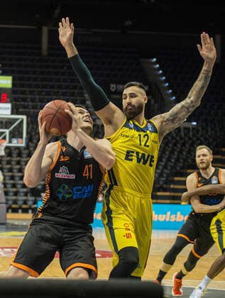 GER, Basketball, EWE Baskets Oldenburg vs Rasta Vechta 19 03 2021, EWE Arena, Oldenburg, GER, easy Credit BBL, EWE Baskets Oldenburg vs Rasta Vechta, in picture Will VORHEES Rasta Vechta 41 Martin BREUNING EWE Baskets Oldenburg 12 nordphotoxRojahn nph00310
