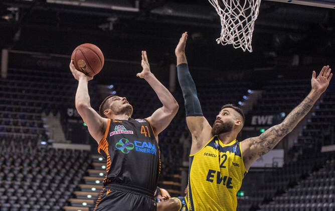 GER, Basketball, EWE Baskets Oldenburg vs Rasta Vechta 19 03 2021, EWE Arena, Oldenburg, GER, easy Credit BBL, EWE Baskets Oldenburg vs Rasta Vechta, in picture Will VORHEES Rasta Vechta 41 Martin BREUNING EWE Baskets Oldenburg 12 nordphotoxRojahn nph00310