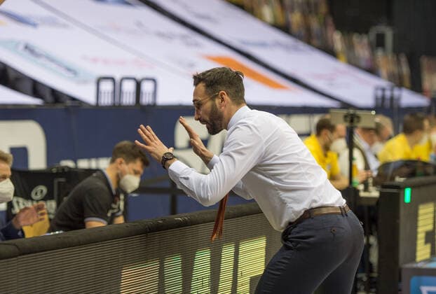 GER, Basketball, EWE Baskets Oldenburg vs Rasta Vechta 19 03 2021, EWE Arena, Oldenburg, GER, easy Credit BBL, EWE Baskets Oldenburg vs Rasta Vechta, pictured with his back to the game Thomas PÄCH PAECH Rasta Vechta Headcoach Coach nordphotoxRojahn nph00310