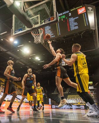 GER, Basketball, EWE Baskets Oldenburg vs Rasta Vechta 19 03 2021, EWE Arena, Oldenburg, GER, easy Credit BBL, EWE Baskets Oldenburg vs Rasta Vechta, in picture Dennis CLIFFORD Rasta Vechta 42 Stefan PENO Rasta Vechta 4 Jesse HUNT Rasta Vechta 34 Rasid MAHALBASIC EWE Baskets Oldenburg 24 nordphotoxRojahn nph00310