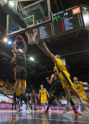 GER, Basketball, EWE Baskets Oldenburg vs Rasta Vechta 19 03 2021, EWE Arena, Oldenburg, GER, easy Credit BBL, EWE Baskets Oldenburg vs Rasta Vechta, in picture Will VORHEES Rasta Vechta 41 Braydon HOBBS EWE Baskets Oldenburg 3 Robin CHRISTEN Rasta Vechta 33 nordphotoxRojahn nph00310