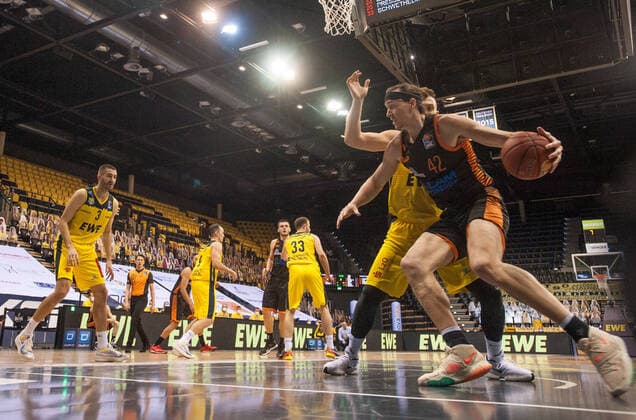 GER, Basketball, EWE Baskets Oldenburg vs Rasta Vechta 19 03 2021, EWE Arena, Oldenburg, GER, easy Credit BBL, EWE Baskets Oldenburg vs Rasta Vechta, in picture Dennis CLIFFORD Rasta Vechta 42 Rasid MAHALBASIC EWE Baskets Oldenburg 24 Braydon HOBBS EWE Baskets Oldenburg 3 nordphotoxRojahn nph00310