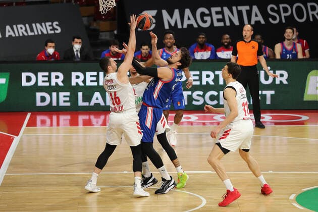 Paul Zipser Munich and Sertac Sanli Istanbul GER, FC Bayern Basketball vs Anadolu Efes Istanbul, Basketball, EuroLeague, Matchday 30, Season 2020 2021, 19 03 2021, GER, FC Bayern Basketball vs Anadolu Efes Istanbul, Basketball, EuroLeague, Matchday 30, Season 2020 2021, 19 03 2021, Munich. Copyright: xEIBNER MarcelxEngelbrechtx EP_EER