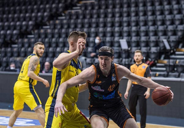 GER, Basketball, EWE Baskets Oldenburg vs Rasta Vechta 19 03 2021, EWE Arena, Oldenburg, GER, easy Credit BBL, EWE Baskets Oldenburg vs Rasta Vechta, in picture Dennis CLIFFORD Rasta Vechta 42 Rasid MAHALBASIC EWE Baskets Oldenburg 24 nordphotoxRojahn nph00310