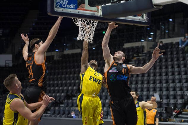 GER, Basketball, EWE Baskets Oldenburg vs Rasta Vechta 19 03 2021, EWE Arena, Oldenburg, GER, easy Credit BBL, EWE Baskets Oldenburg vs Rasta Vechta, in picture Rickey PAULDING EWE Baskets Oldenburg 23 Jesse HUNT Rasta Vechta 34 Rasid MAHALBASIC EWE Baskets Oldenburg 24 Will VORHEES Rasta Vechta 41 nordphotoxRojahn nph00310