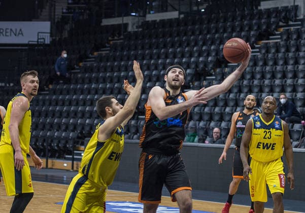GER, Basketball, EWE Baskets Oldenburg vs Rasta Vechta 19 03 2021, EWE Arena, Oldenburg, GER, easy Credit BBL, EWE Baskets Oldenburg vs Rasta Vechta, in picture Jesse HUNT Rasta Vechta 34 Sebastian HERRERA EWE Baskets Oldenburg 7 nordphotoxRojahn nph00310