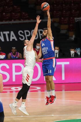 Paul Zipser Munich and Krunoslav Simon Istanbul GER, FC Bayern Basketball vs Anadolu Efes Istanbul, Basketball, EuroLeague, Matchday 30, Season 2020 2021, 19 03 2021, GER, FC Bayern Basketball vs Anadolu Efes Istanbul, Basketball, EuroLeague, Matchday 30, Season 2020 2021, 19 03 2021, Munich. Copyright: xEIBNER MarcelxEngelbrechtx EP_EER