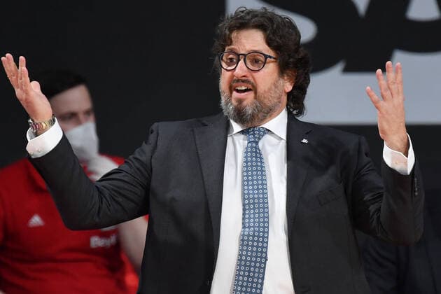 Andrea Trinchieri ,Coach FCB , gestures,gives instructions single image,cropped single image,half figure,half figure Basketball EuroLeague 30 Matchday FC Bayern Muenchen Anadolu Efes Istanbul on 19 03 2021 A U D I D O M E
