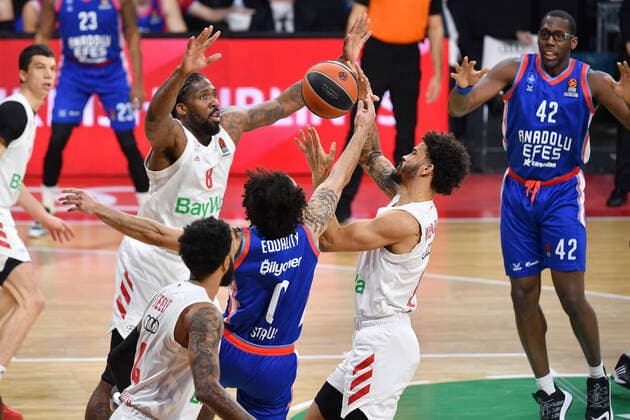 Jalen Reynolds FCB,left and Dennis SEELY FCB,right , Shane LARKIN IS Basketball EuroLeague 30 Matchday FC Bayern Muenchen Anadolu Efes Istanbul on 19 03 2021 A U D I D O M E