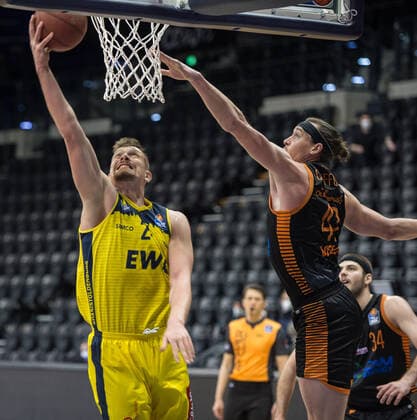 GER, Basketball, EWE Baskets Oldenburg vs Rasta Vechta 19 03 2021, EWE Arena, Oldenburg, GER, easy Credit BBL, EWE Baskets Oldenburg vs Rasta Vechta, in picture Rasid MAHALBASIC EWE Baskets Oldenburg 24 Dennis CLIFFORD Rasta Vechta 42 nordphotoxRojahn nph00310