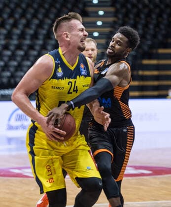 GER, Basketball, EWE Baskets Oldenburg vs Rasta Vechta 19 03 2021, EWE Arena, Oldenburg, GER, easy Credit BBL, EWE Baskets Oldenburg vs Rasta Vechta, in picture Rasid MAHALBASIC EWE Baskets Oldenburg 24 Josh YOUNG Rasta Vechta 8 nordphotoxRojahn nph00310