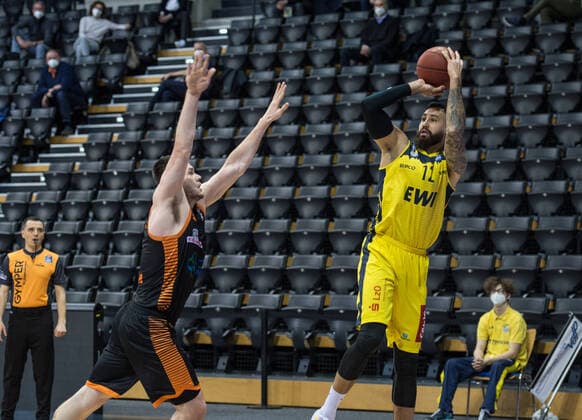 GER, Basketball, EWE Baskets Oldenburg vs Rasta Vechta 19 03 2021, EWE Arena, Oldenburg, GER, easy Credit BBL, EWE Baskets Oldenburg vs Rasta Vechta, in picture Martin BREUNING EWE Baskets Oldenburg 12 Will VORHEES Rasta Vechta 41 nordphotoxRojahn nph00310