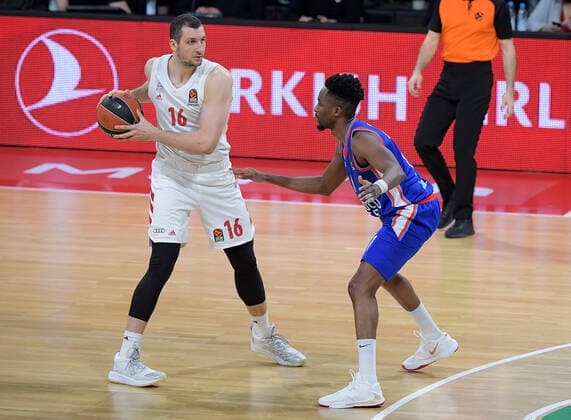 19 03 2021, xemx, Basketball EuroLeague, FC Bayern Muenchen Anadolu Efes Istanbul emspor, v l Paul Zipser FC Bayern Basketball , Rodrigue Beaubois Anadolu Efes Istanbul Muenchen