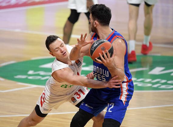 19 03 2021, xemx, Basketball EuroLeague, FC Bayern Muenchen Anadolu Efes Istanbul emspor, v l Zan Mark Sisko FC Bayern Basketball , Vasilije Micic Anadolu Efes Istanbul duel, duel, fight, tackle Muenchen