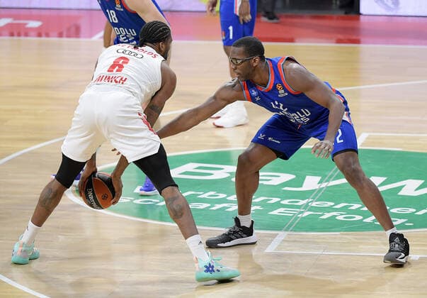 19 03 2021, xemx, Basketball EuroLeague, FC Bayern Muenchen Anadolu Efes Istanbul emspor, v l Jalen Reynolds FC Bayern Basketball , Bryant Dunston Anadolu Efes Istanbul duel, duel, fight, tackle Muenchen