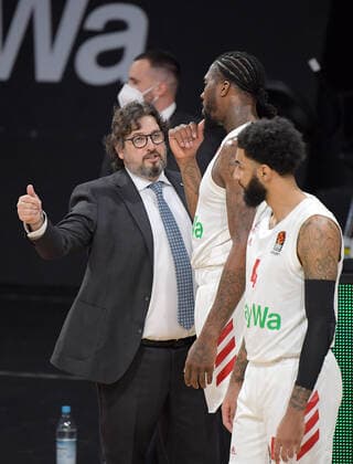 19 03 2021, xemx, Basketball EuroLeague, FC Bayern Muenchen Anadolu Efes Istanbul emspor, v l Head Coach Andrea Trinchieri FC Bayern Basketball , Jalen Reynolds FC Bayern Basketball gives instructions, gestures with arms, gesticulate, gives instructions Muenchen