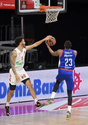 19 03 2021, xemx, Basketball EuroLeague, FC Bayern Muenchen Anadolu Efes Istanbul emspor, v l Nick Weiler Babb FC Bayern Basketball , James Anderson Anadolu Efes Istanbul duel, duel, fight, tackle Muenchen