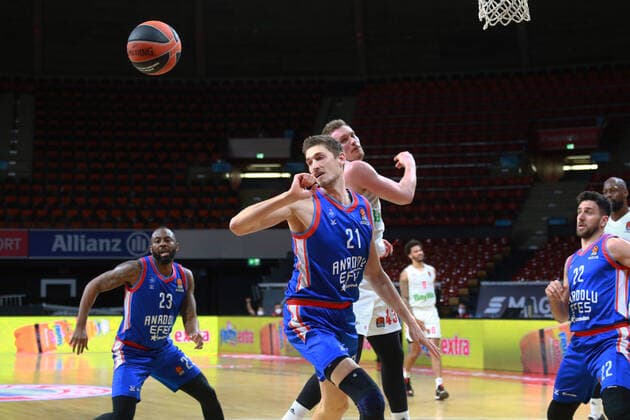 Leon Radosevic FCBB white vs 21 Tibor Pleiß, Pleiss Anadolu Efes Istanbul Basketball, EuroLeague, FC Bayern Munich vs Anadolu Efes Istanbul, Audi Dome, 19 03 2021 PHOTO Mladen Lackovic LakoPress