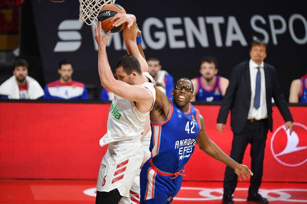 v li Paul ZIPSER FCB action,duel against Bryant DUNSTON IST , Basketball EuroLeague 30 matchday FC Bayern Muenchen Anadolu Efes Istanbul on 19 03 2021 A U D I D O M E