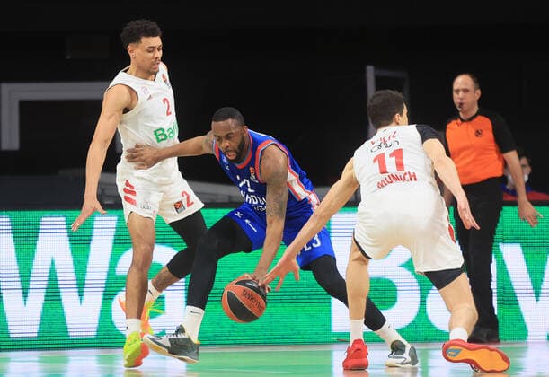 19 03 2021, EuroLeague, FC Bayern Basketball vs Anadolu Efes, Audi Dome Munich, in picture Wade Baldwin FCB Basketball , James Anderson Anadolu Efes , and Vladimir Lucic FCB Basketball