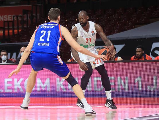 19 03 2021, EuroLeague, FC Bayern Basketball vs Anadolu Efes, Audi Dome Munich, in picture Tibor Pleiss Anadolu Efes vs James Gist FCB Basketball