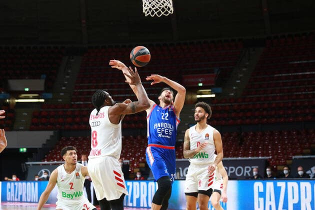 8 Jalen Reynolds FCBB white, vs 22 Vasilje MiciÄ‡ Anadolu Efes Istanbul blue Basketball, EuroLeague, FC Bayern Munich vs Anadolu Efes Istanbul, Audi Dome, 19 03 2021 PHOTO Mladen Lackovic LakoPress.