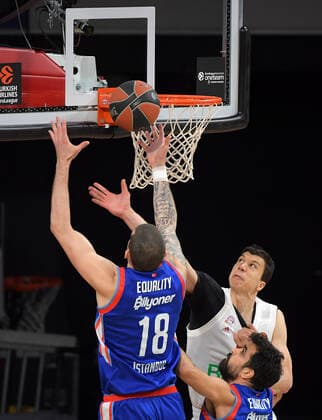 19 03 2021, xemx, Basketball EuroLeague, FC Bayern Muenchen Anadolu Efes Istanbul emspor, v l Adrien Moerman Anadolu Efes Istanbul , Vladimir Lucic FC Bayern Basketball duel, duel, fight, tackle Muenchen