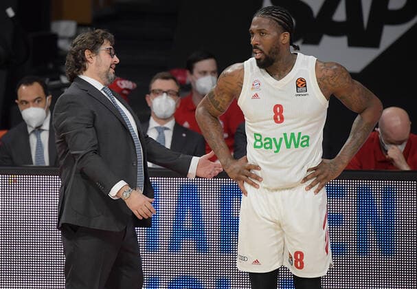 19 03 2021, xemx, Basketball EuroLeague, FC Bayern Muenchen Anadolu Efes Istanbul emspor, v l Head Coach Andrea Trinchieri FC Bayern Basketball , Jalen Reynolds FC Bayern Basketball gives instructions, gestures with arms, gesticulate, gives instructions Muenchen