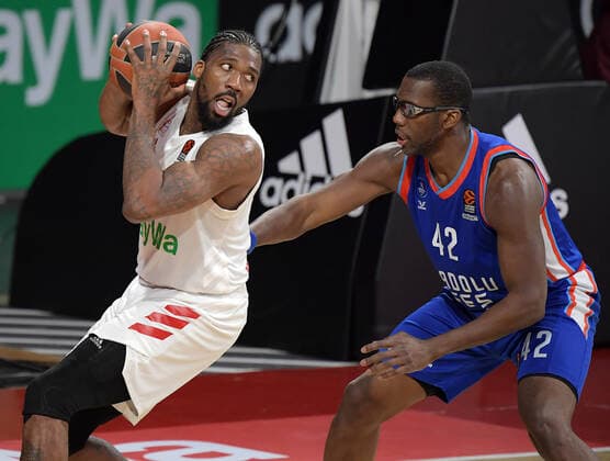 19 03 2021, xemx, Basketball EuroLeague, FC Bayern Muenchen Anadolu Efes Istanbul emspor, v l Jalen Reynolds FC Bayern Basketball , Bryant Dunston Anadolu Efes Istanbul duel, duel, fight, tackle Muenchen