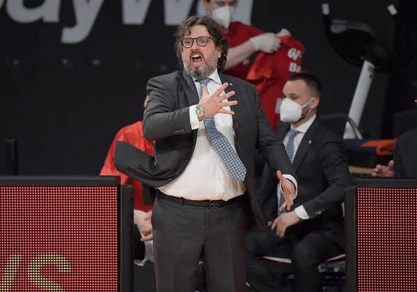 19 03 2021, xemx, Basketball EuroLeague, FC Bayern Muenchen Anadolu Efes Istanbul emspor, v l Head Coach Andrea Trinchieri FC Bayern Basketball gives instructions, gestures with arms, gesticulate, gives instructions Muenchen
