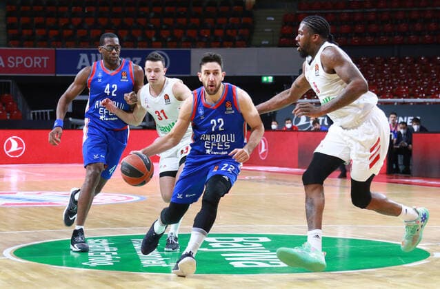 8 Jalen Reynolds, 31 Zan Mark Sisko FCBB red, vs 42 Bryant Dunston, 22 Vasilje MiciÄ‡, Anadolu Efes Istanbul Basketball, EuroLeague, FC Bayern Munich vs Anadolu Efes Istanbul, Audi Dome, 19 03 2021 PHOTO Mladen Lackovic LakoPress.