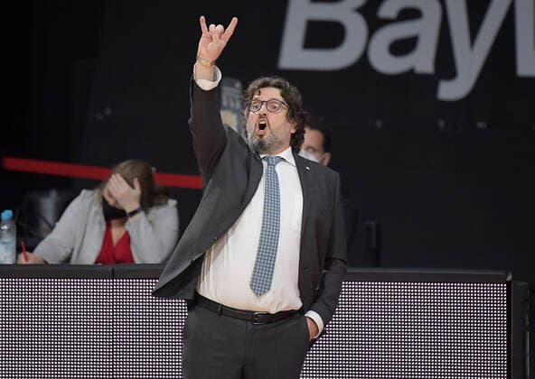 19 03 2021, xemx, Basketball EuroLeague, FC Bayern Muenchen Anadolu Efes Istanbul emspor, v l Head Coach Andrea Trinchieri FC Bayern Basketball gives instructions, gestures with arms, gesticulate, gives instructions Muenchen