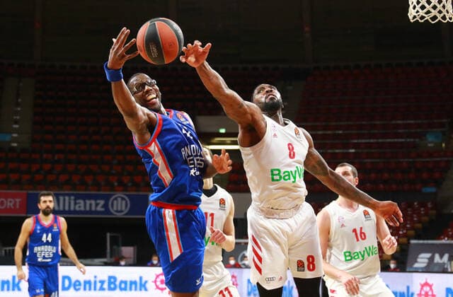 8 Jalen Reynolds FCBB white, vs 42 Bryant Dunston Anadolu Efes Istanbul blue Basketball, EuroLeague, FC Bayern Munich vs Anadolu Efes Istanbul, Audi Dome, 19 03 2021 PHOTO Mladen Lackovic LakoPress
