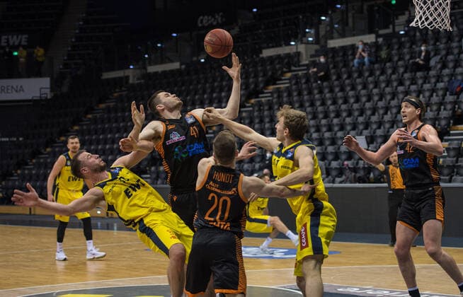 GER, Basketball, EWE Baskets Oldenburg vs Rasta Vechta 19 03 2021, EWE Arena, Oldenburg, GER, easy Credit BBL, EWE Baskets Oldenburg vs Rasta Vechta, in the picture who has the ball Will VORHEES Rasta Vechta 41 Philipp SCHWETHELM EWE Baskets Oldenburg 33 Jannes HUNDT Rasta Vechta 20 Jacob HOLLATZ EWE Baskets Oldenburg 11 Dennis CLIFFORD Rasta Vechta 42 nordphotoxRojahn nph00310