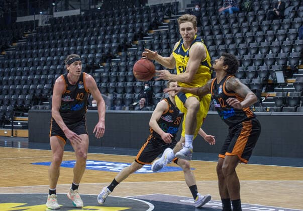 GER, Basketball, EWE Baskets Oldenburg vs Rasta Vechta 19 03 2021, EWE Arena, Oldenburg, GER, easy Credit BBL, EWE Baskets Oldenburg vs Rasta Vechta, in picture Jacob HOLLATZ EWE Baskets Oldenburg 11 Edgar SOSA Rasta Vechta 12 Dennis CLIFFORD Rasta Vechta 42 Jannes HUNDT Rasta Vechta 20 nordphotoxRojahn nph00310