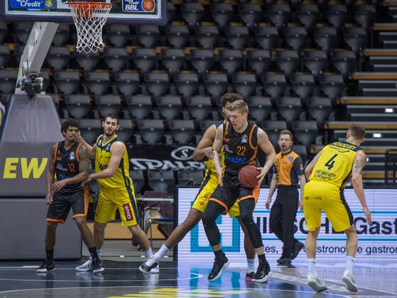 GER, Basketball, EWE Baskets Oldenburg vs Rasta Vechta 19 03 2021, EWE Arena, Oldenburg, GER, easy Credit BBL, EWE Baskets Oldenburg vs Rasta Vechta, in picture Björn Bjoern ROHWER Rasta Vechta 22 Norris AGBAKOKO EWE Baskets Oldenburg 17 Edgar SOSA Rasta Vechta 12 Sebastian HERRERA EWE Baskets Oldenburg 7 Keith HORNSBY EWE Baskets Oldenburg 4 nordphotoxRojahn nph00310