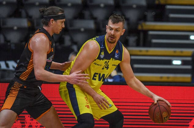 GER, Basketball, EWE Baskets Oldenburg vs Rasta Vechta 19 03 2021, EWE Arena, Oldenburg, GER, easy Credit BBL, EWE Baskets Oldenburg vs Rasta Vechta, in the picture holding the ball Rasid MAHALBASIC EWE Baskets Oldenburg 24 Dennis CLIFFORD Rasta Vechta 42 nordphotoxRojahn nph00310