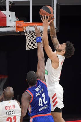19 03 2021, xemx, Basketball EuroLeague, FC Bayern Muenchen Anadolu Efes Istanbul emspor, v l Bryant Dunston Anadolu Efes Istanbul , Nick Weiler Babb FC Bayern Basketball duel, duel, fight, tackle Muenchen