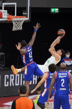 19 03 2021, xemx, Basketball EuroLeague, FC Bayern Muenchen Anadolu Efes Istanbul emspor, v l Bryant Dunston Anadolu Efes Istanbul , Wade Baldwin FC Bayern Basketball duel, duel, fight, tackle Muenchen
