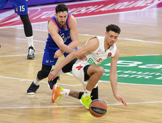 19 03 2021, xemx, Basketball EuroLeague, FC Bayern Muenchen Anadolu Efes Istanbul emspor, v l Vasilije Micic Anadolu Efes Istanbul , Wade Baldwin FC Bayern Basketball duel, duel, fight, tackle Muenchen