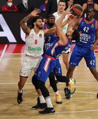 Nick Weiler Babb Muenchen and Vasilije Micic Istanbul GER, FC Bayern Basketball vs Anadolu Efes Istanbul, Basketball, EuroLeague, Matchday 30, Season 2020 2021, 19 03 2021, GER, FC Bayern Basketball vs Anadolu Efes Istanbul, Basketball, EuroLeague, Matchday 30, Season 2020 2021, 19 03 2021, Muenchen. Copyright: xEIBNER MarcelxEngelbrechtx EP_EER