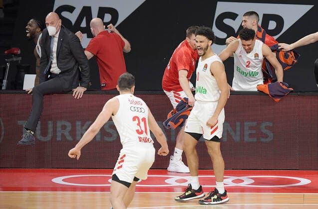 19 03 2021, xemx, Basketball EuroLeague, FC Bayern Muenchen Anadolu Efes Istanbul emspor, v l team, players, cheer at the end of the match, celebrate at the end of the match Muenchen