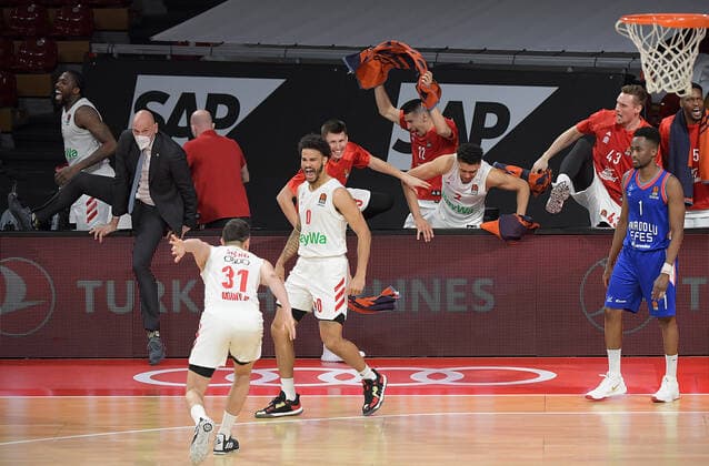 19 03 2021, xemx, Basketball EuroLeague, FC Bayern Muenchen Anadolu Efes Istanbul emspor, v l team, players, cheer at the end of the match, celebrate at the end of the match Muenchen
